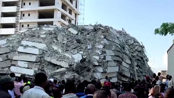 V Nigérii se zřítil rozestavěný mrakodrap, v troskách mohou být desítky lidí